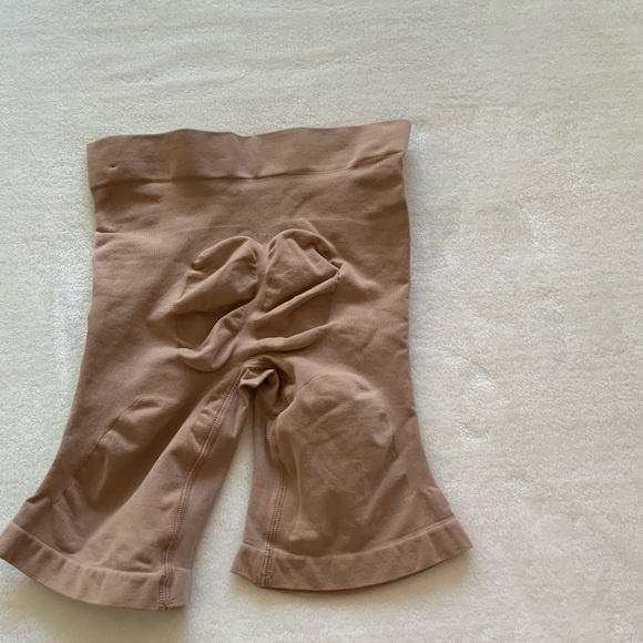 Skims Sculpting Mid Thigh Shorts - Picture 5 of 5